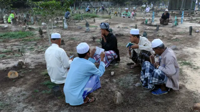 عید کے موقع پر تھائی مسلمان اپنے مرحوم لواحقین کے قبروں پر فاتحہ پڑھ رہے ہیں۔