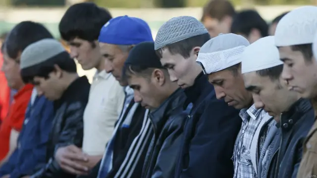 روسی مسلمان ماسکو کی ایک مسجد کے سامنے پیر کو عیدالفطر کی نماز ادا کر رہے ہیں۔ دیگر یورپی ممالک میں بھی مسلمان پیر کو عید منا رہے ہیں۔ 