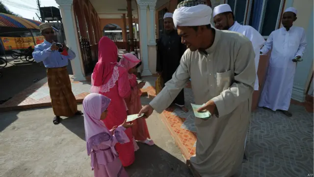 تھائی لینڈ میں بھی مسلمان پیر کو عیدالفطر منا رہے ہیں۔ ایک تھائی گاؤں میں بڑے افراد چھوٹے بچوں کو عیدی دے رہے ہیں۔ 