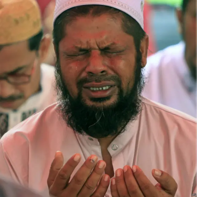 ملائشیاء کے شہر کوالا لمپور میں رہائش پذیر ایک بنگلہ دیشی مسلمان عیدالفطر کی نماز کے موقع پر دعا کرتے ہوئے آبدیدہ ہو گئے۔