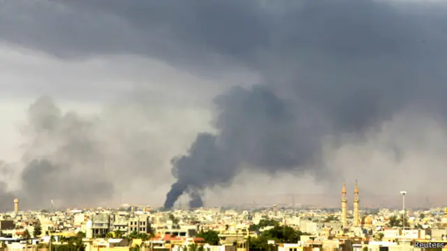 الحريق نجم عن تعرض المخزن لصاروخ.