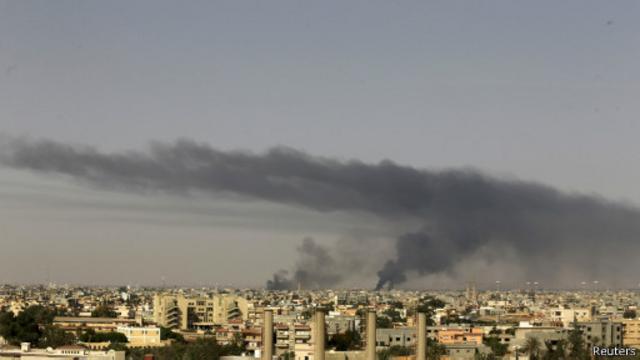 تخشى السلطات الليبية من أن يسفر حريق خزانات الوقود عن كارثة بيئية.