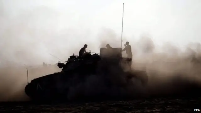 一輛以色列坦克在南部靠近加沙地帶區域移動（27/7/2014）