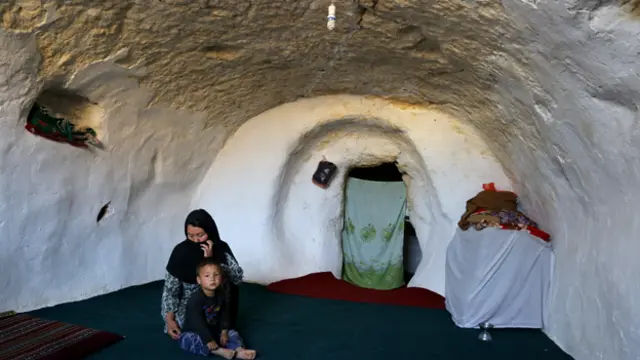 پس از شکست طالبان که آنها از آوارگی بازگشتند، نه خانه داشتند و نه پول، مجبور شدند که به مغارهها بروند