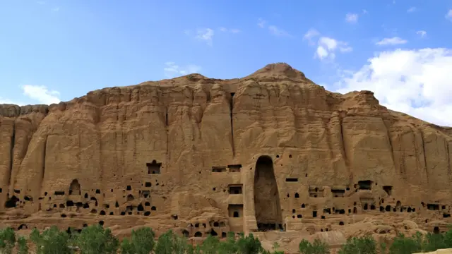 در سدههای پنجم تا هفتم میلادی، همزمان با پیکرههای بزرگ بودا، هزاران مغاره در اطراف این پیکرهها و چند نقطه دره بامیان ساخته شد. مسئولان میگویند شمار این مغارهها به دوازده هزار میرسد.
