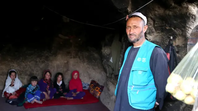 علی حسین میگوید که دولت به سراغ مغارهنشینان نیامده، اما مسئولان محلی میگویند در نظر دارند که برای آنها جای مناسبی تهیه کنند، اما هنوز بودجه مشخصی برای این کار به دست ندارند.