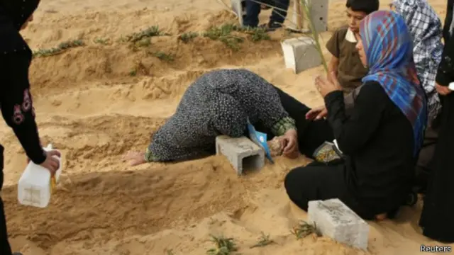 أم تبكي لفقد ولدها في غزة.