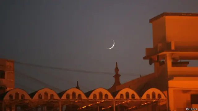 یہ بھی کہا جاتا ہے کہ جب خیبر پختونخوا اور قبائلی علاقوں سے شرعی حوالے سے جائز شہادتیں موصول ہوتی ہیں تو مرکزی رویت ہلال کمیٹی ان شہادتوں کو تسلیم کیوں نہیں کرتی