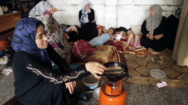 Memasak di tempat pengungsian Jabalia