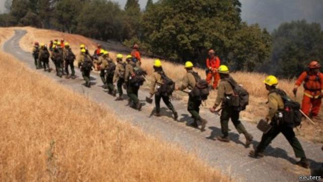 رجال إطفاء يتجهون لمناطق النيران
