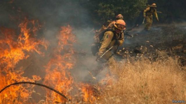 رجل إطفاء يقاوم الحرائق في غابات كاليفورنيا