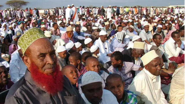 Dadweynaha Garissa ayaa intooda badan salaadda Ciidda ku tugaday garoonka Gen Maxamuud, halkaas oo kumanaan kun oo ruux ay isugu soo baxeen.