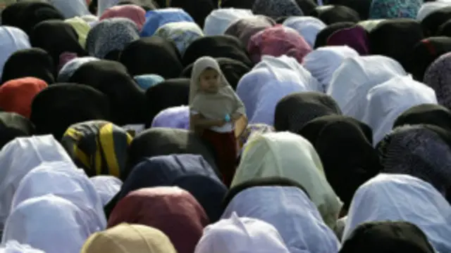 نمازگزاران در فیلیپین