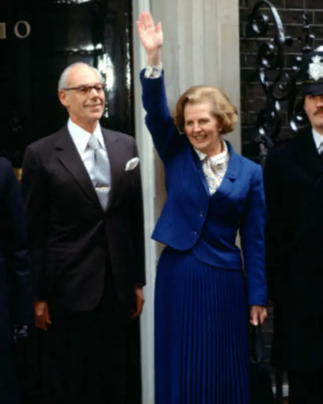 撒切尔夫人当选之日仍不忘她的标志性蓝色套装亮相唐宁街10号