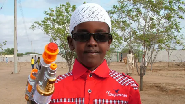 Wiilkan yar waxaa uu ku cayaarayaa bistooladda carruurta, kaddib markii laga soo baxay salaadda Ciidda.