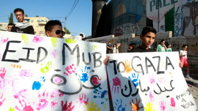 شباب فلسطينيون يتظاهرون قرب بيت لحم تأييدا لغزة في أول أيام عيد الفطر.