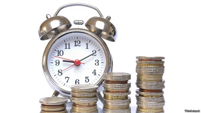 Будильник и столбики монет