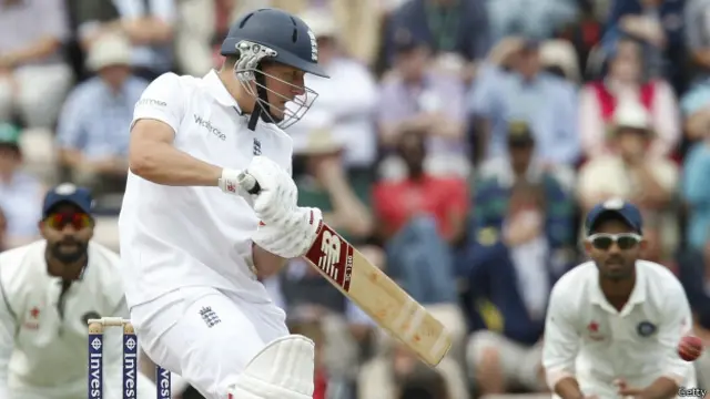 انگلینڈ کی جانب سے گیری بیلنس نے 18 چوکوں کی مدد سے 120 رنز بنائے