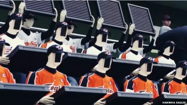 robôs em estádio na Coreia do Sul