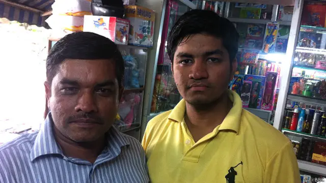 दिल्ली में स्टेशनरी शॉप चलाने वाले अतुल अग्रवाल अपने बेटे सागर के साथ.