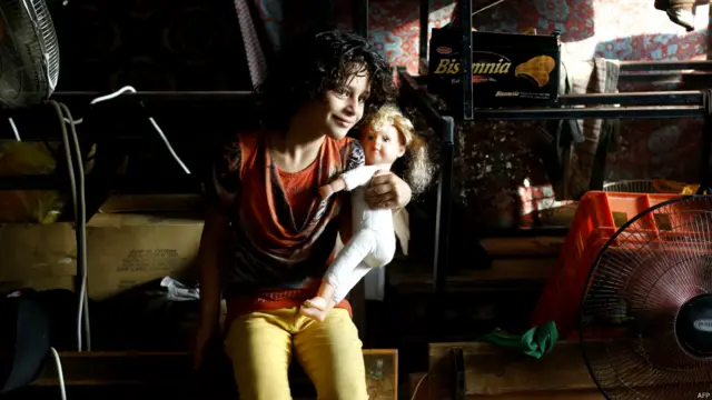 غزہ سے ہمارے نامہ نگار مارٹن پیشنس نے بتایا ہے رات خاموش تھی اور تین ہفتے سے جاری اس جنگ میں آنے والے اس وقفے پر غزہ والوں نے سکھ کا سانس لیا ہوگا۔