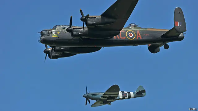 Истребитель "Спитфайр" и бомбардировщик "Ланкастер"