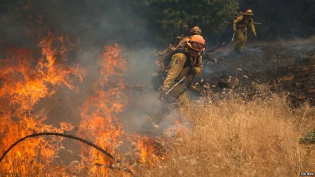 Miembros del equipo de bomberos de la base Vina Helitack combaten las llamas del “Incendio de Arena”, cerca de Plymouth, California. REUTERS