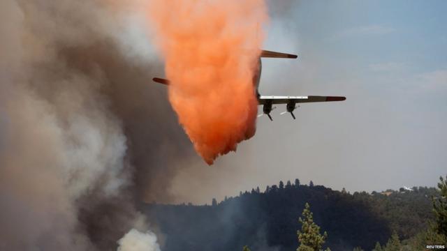 Un avión cisterna suelta líquido extintor sobre las llamas del “Incendio de Arena”, cerca de Plymouth, California. REUTERS