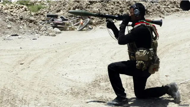 تقاتل القوات العراقية مسلحي "الدولة الاسلامية" في الانبار