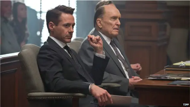 رابرت داونی جونیور (چپ) و رابرت دووال در نمایی از فیلم قاضی