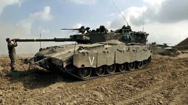 دوسری جانب اسرائیلی فوجی ٹینکوں کی صفائی میں مصروف ہیں۔