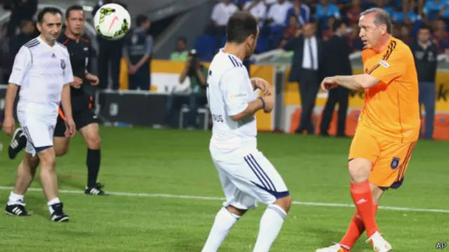 Recep Tayyip Erdogan (kaus oranye)