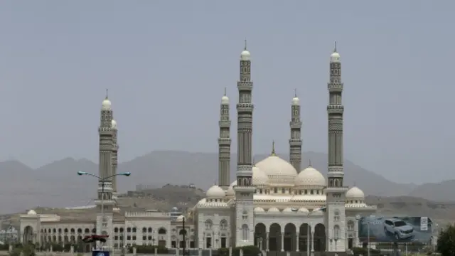 مسجد الصالح في صنعاء حيث أدى الرئيس اليمني منصور هادي والرئيس السابق علي صالح صلاة العيد.