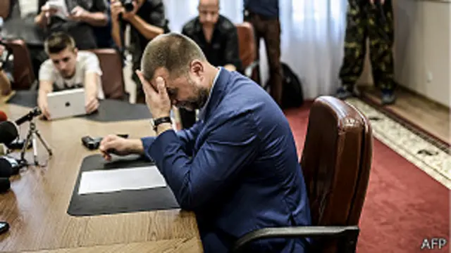 Лавров уклонился от ответа на вопрос, стоит ли властям Украины вести переговоры с лидерами сепаратистов (на фото - глава самопровозглашенной ДНР)