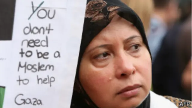 "No necesitas ser musulmán para ayudar a Gaza", dice este cartel.
