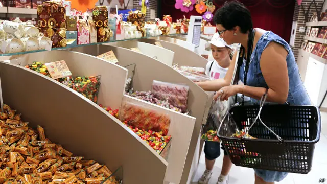 Первой жертвой торговой войны пали год назад конфеты фирмы "Рошен"