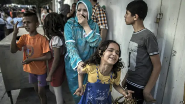 巴勒斯坦官員說十多名巴勒斯坦人被以色列發射的導彈炸死。不過以色列軍隊的發言人說，他們發動兩次空襲的原因是「恐怖分子」從加沙發射火箭