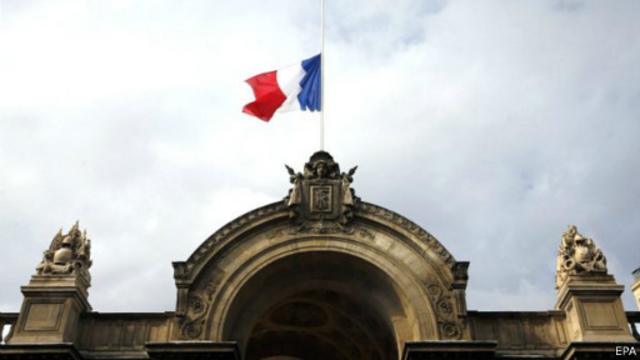 نكست فرنسا أعلامها فوق المباني الحكومية يوم الاثنين لمدة ثلاثة أيام حدادا على ضحايا الطائرة المنكوبة