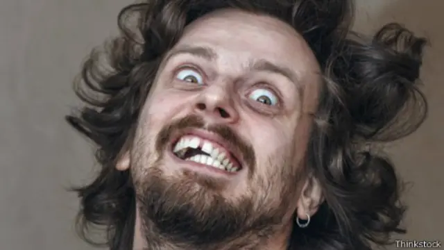 Hombre con expresión alocada