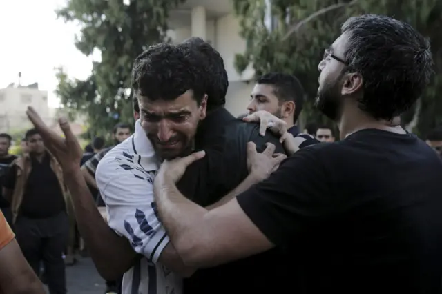 在加沙难民营巴勒斯坦人得知他们的子女和亲人被炸死 