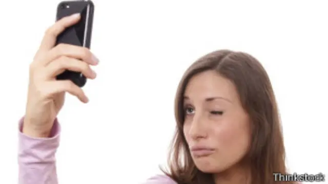 Mujer tomándose un selfie