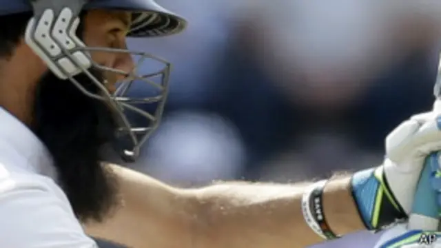 معین علی جب بھارت کے خلاف جاری سیریز کے تیسرے ٹیسٹ میچ کے دوسرے روز میدان میں اترے تو انھوں نے اپنی کلائی پر ایک بینڈ پہن رکھا تھا