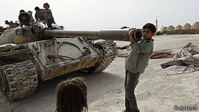 Síria, país vizinho ao Iraque, também vive conflito intenso entre facções políticas