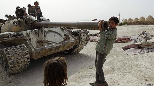 Niños juegan con un tanque en Siria