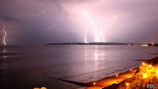 La corriente eléctrica de los rayos se distribuye horizontalmente.