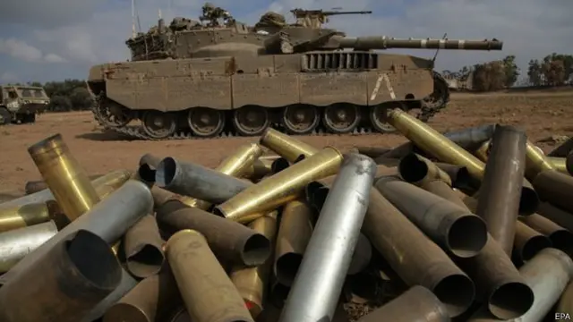 Selongsong kosong di dekat tank Israel di perbatasan Gaza.