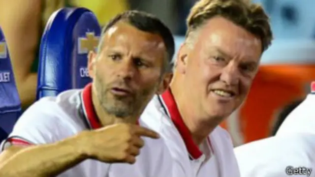 Van Gaal bersama asistennya Ryan Giggs.