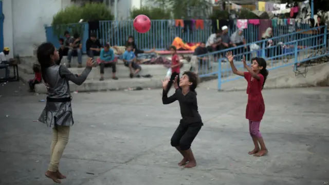 هغه ماشومان چې کورنۍ یې له وېرې له خپلو کورونو وتلې، اختر یې د جبالیا په دې مدرسه کې ولمانځه. 