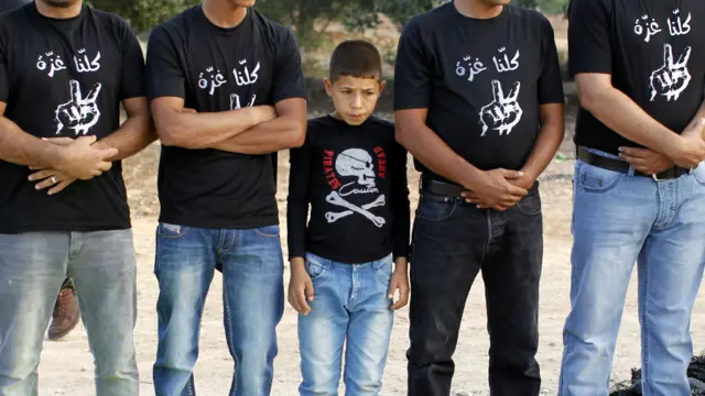 په لوېدیځه تراډه کې فلسطینیان له هغه دېوال سره نژدې د اختر لمونځ کوي، چې له اسرائیلو سره د مانع په توګه جوړ شوی، دوی د اسرائیلو د بریدونو بندېدل غواړي. 