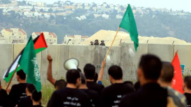 فلسطینیان له خپل ملي بیرغ سره. 